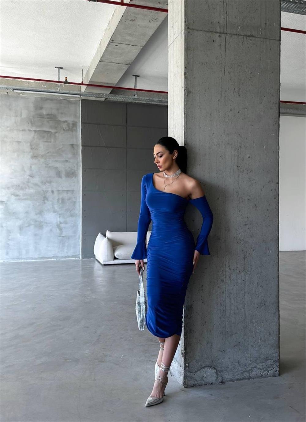 Royalblaues One-Shoulder-Midikleid – Geraffte Eleganz mit ausgestelltem Ärmel