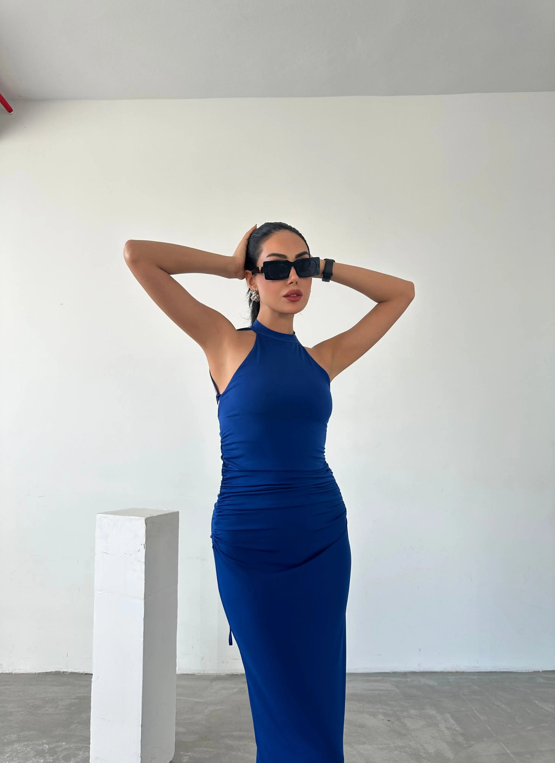 Blaues Rückenfreies Neckholder-Maxikleid – Elegante Raffungen und Bindedetails Fiori