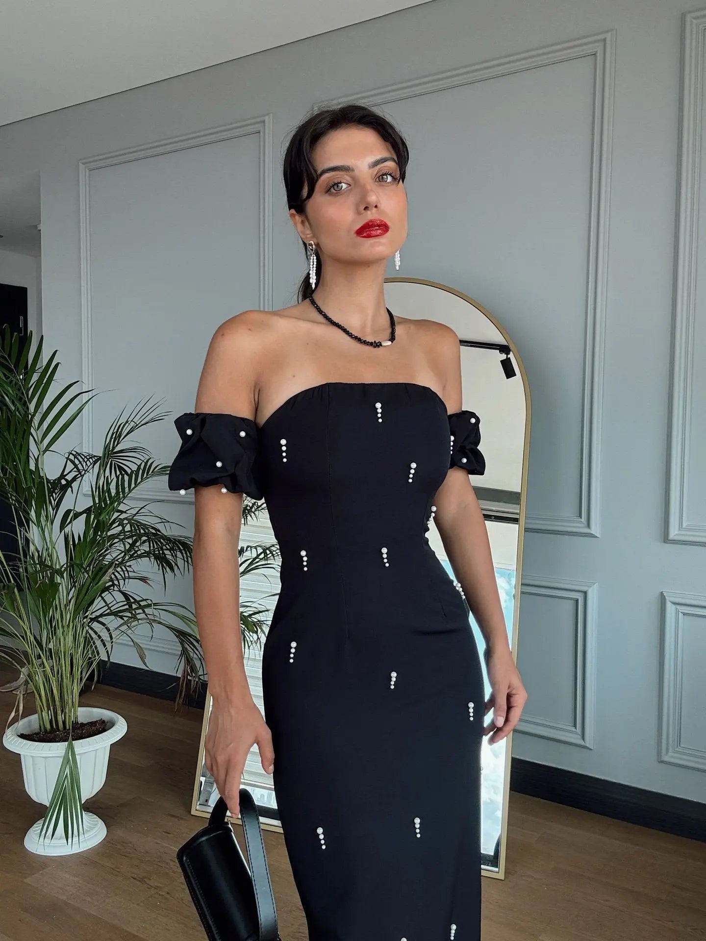 Schwarzes Off-Shoulder-Maxikleid – Elegante Silhouette mit Perlenverzierungen Miss Janell
