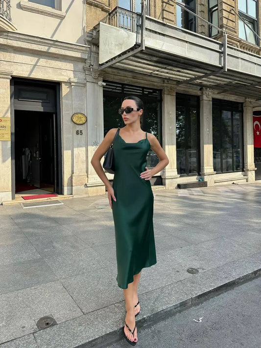Smaragdgrünes Satin-Midikleid – Sommerliche minimalistische Eleganz von Espada Espada
