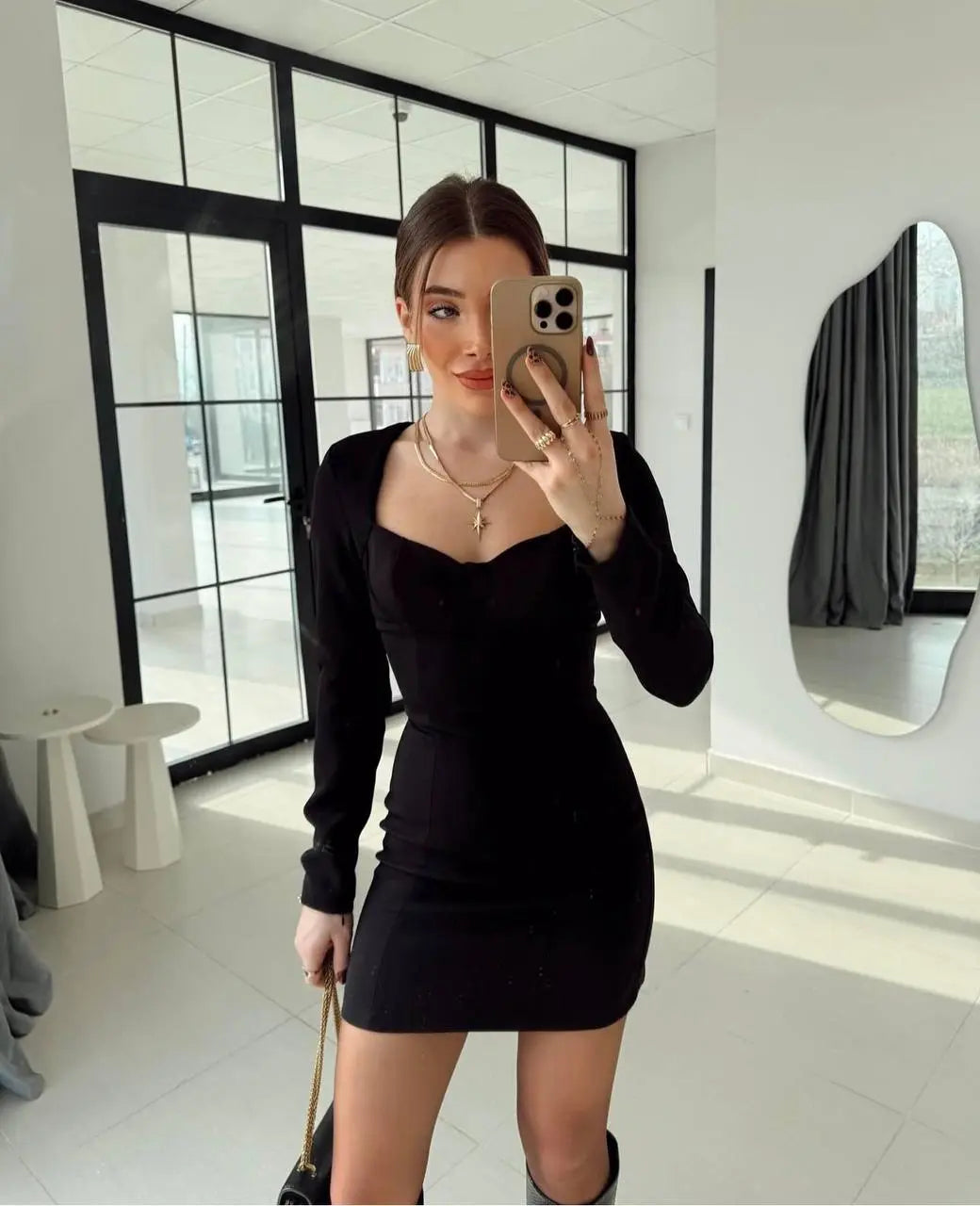 Schwarzes Minikleid mit langen Ärmeln – Eleganz mit Herzausschnitt Espada