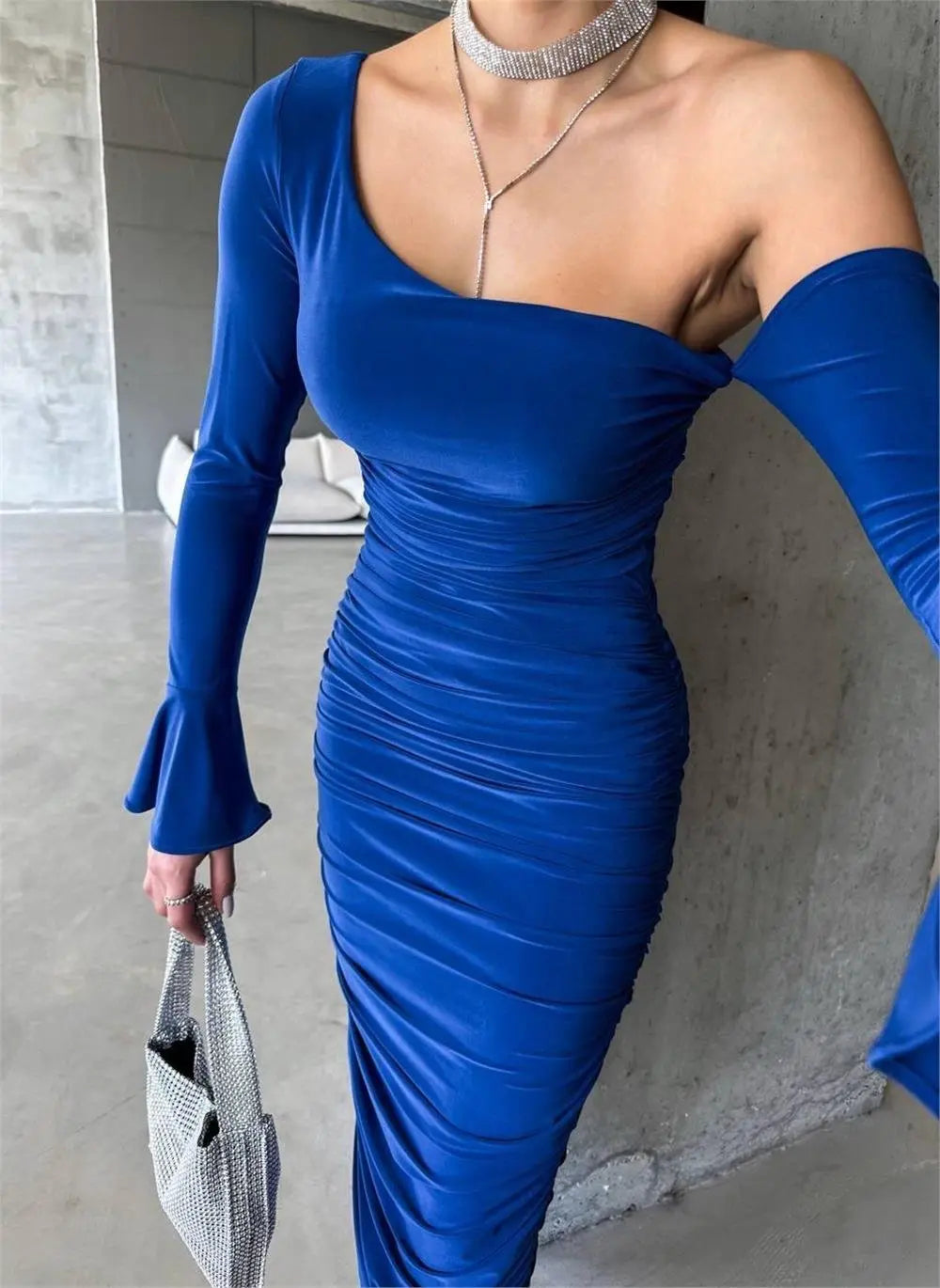 Royalblaues One-Shoulder-Midikleid – Geraffte Eleganz mit ausgestelltem Ärmel Ello