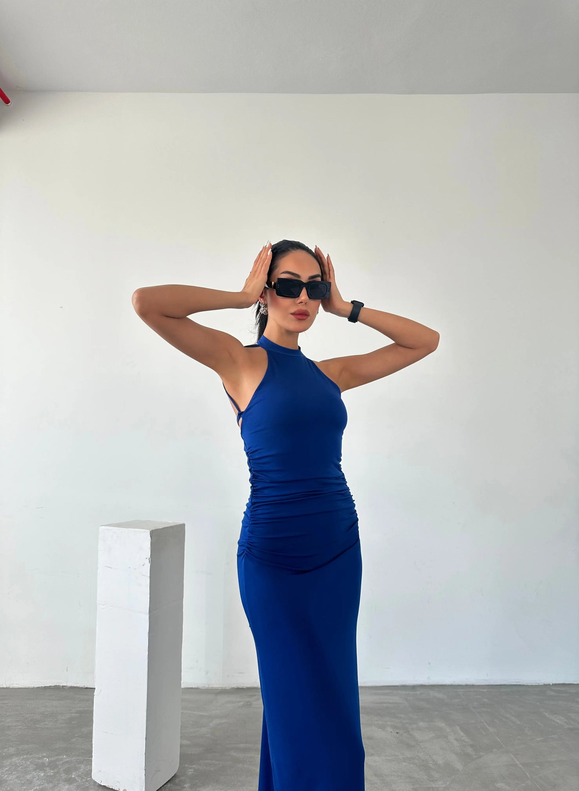 Blaues Rückenfreies Neckholder-Maxikleid – Elegante Raffungen und Bindedetails Fiori