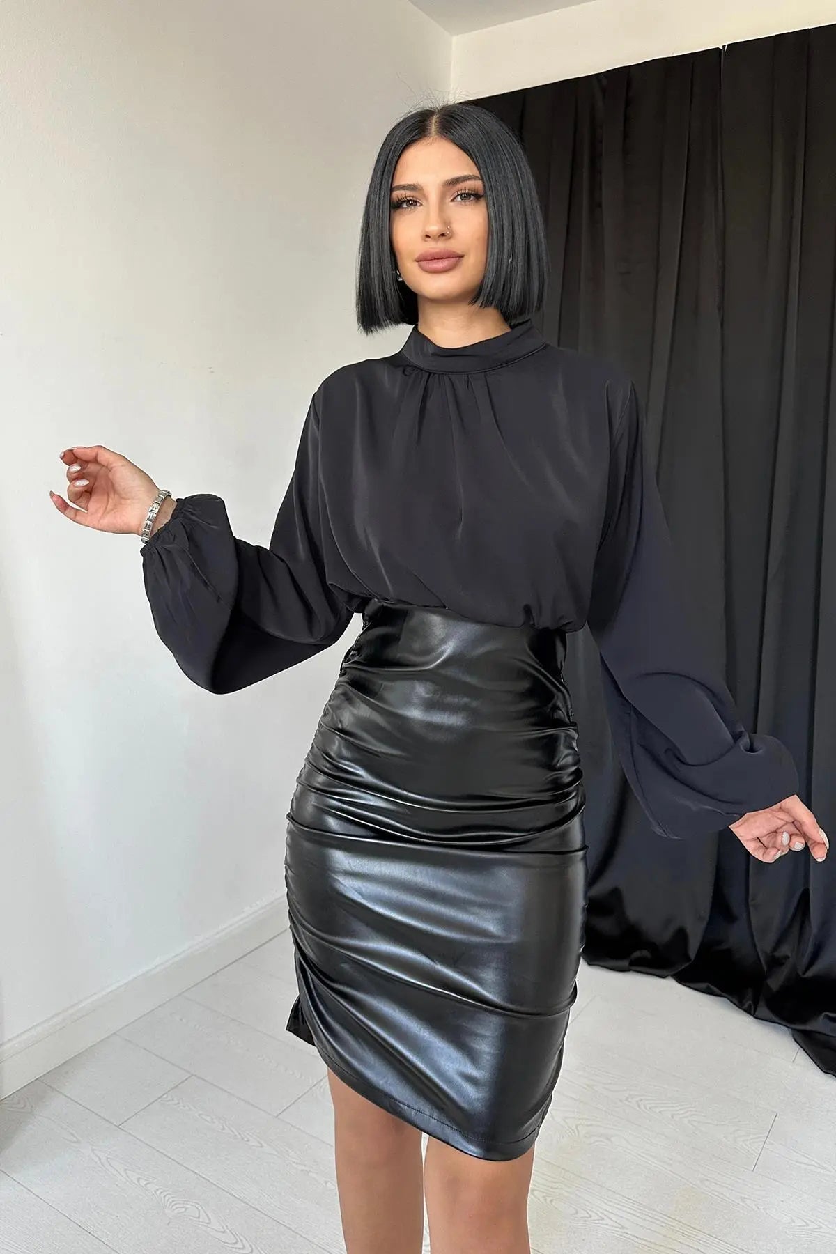 Schwarzes Kleid aus Kunstleder und Satin – Eleganter Power-Look in einem Stück Elisa