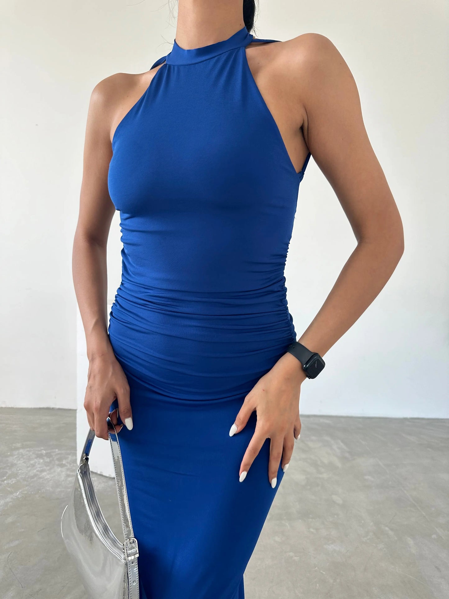Blaues Rückenfreies Neckholder-Maxikleid – Elegante Raffungen und Bindedetails Fiori