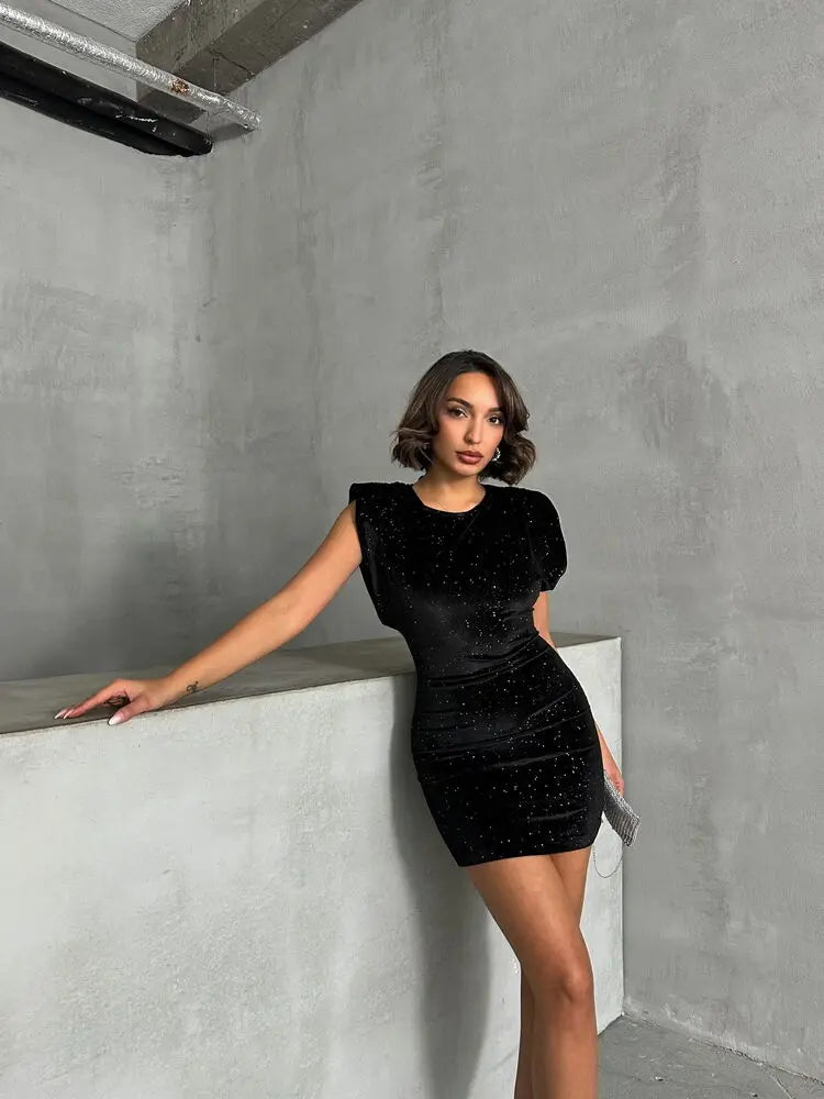 Schwarzes Glitzer-Minikleid mit Schulterpolstern – Glamouröser Look mit offenem Rücken Topshow