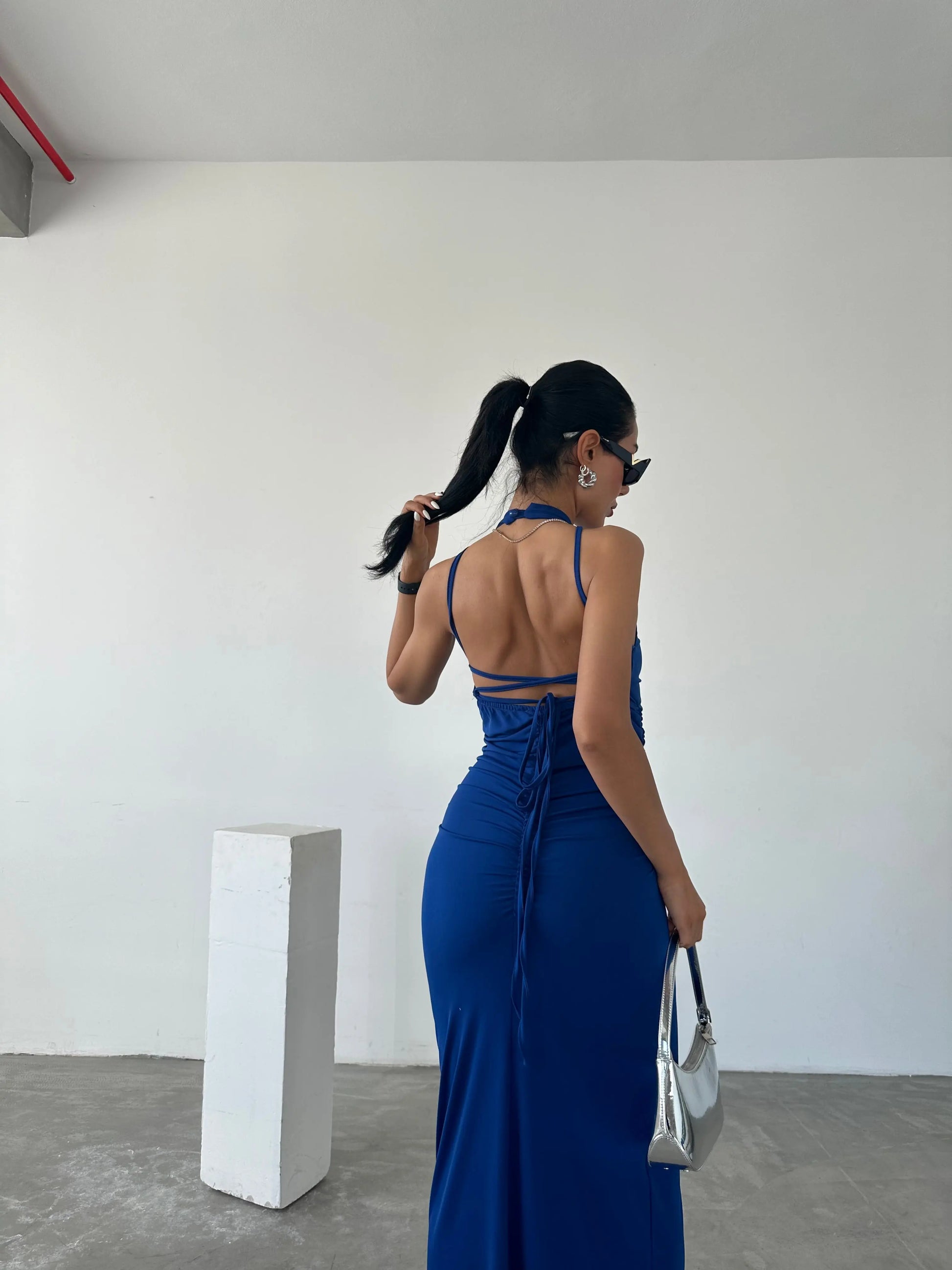 Blaues Rückenfreies Neckholder-Maxikleid – Elegante Raffungen und Bindedetails Fiori