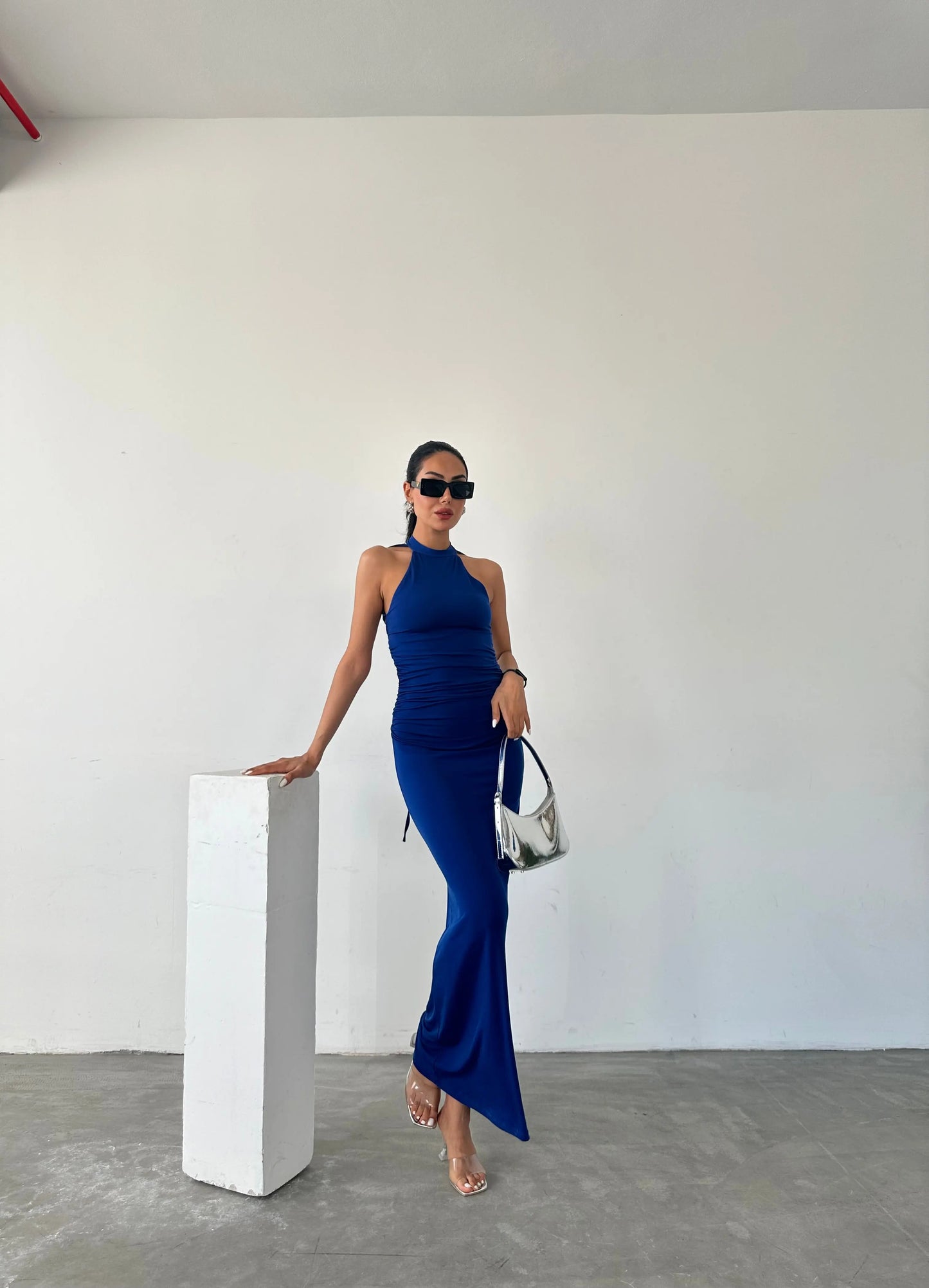 Blaues Rückenfreies Neckholder-Maxikleid – Elegante Raffungen und Bindedetails Fiori