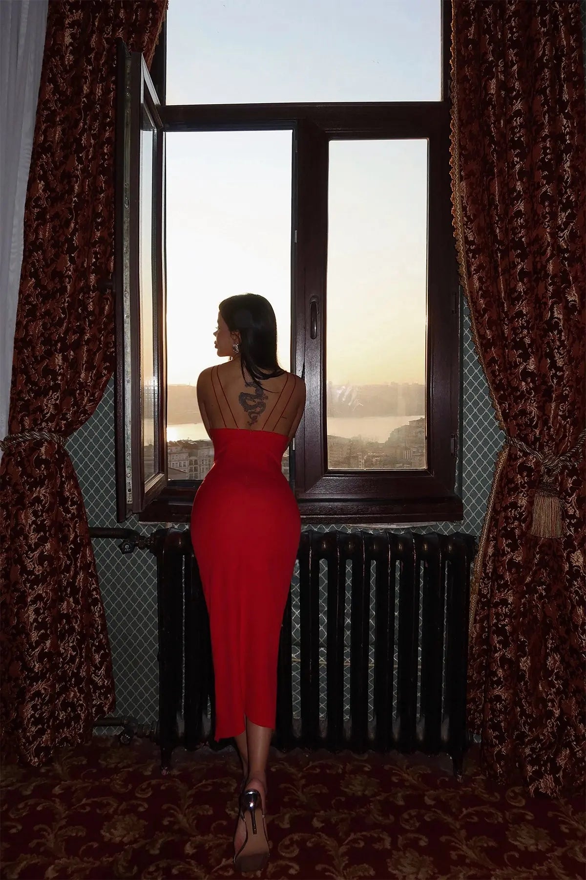 Rotes rückenfreies Schlitzkleid – Eleganter Abendlook mit feinen Trägern EYYO ATELIER