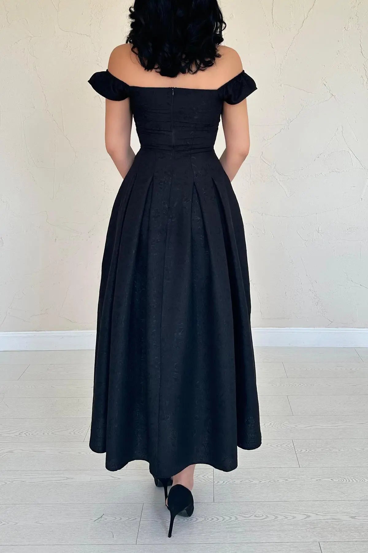 Schwarzes Off-Shoulder-Jacquard-Midikleid – Sommerliche Eleganz im klassischen Stil Elisa