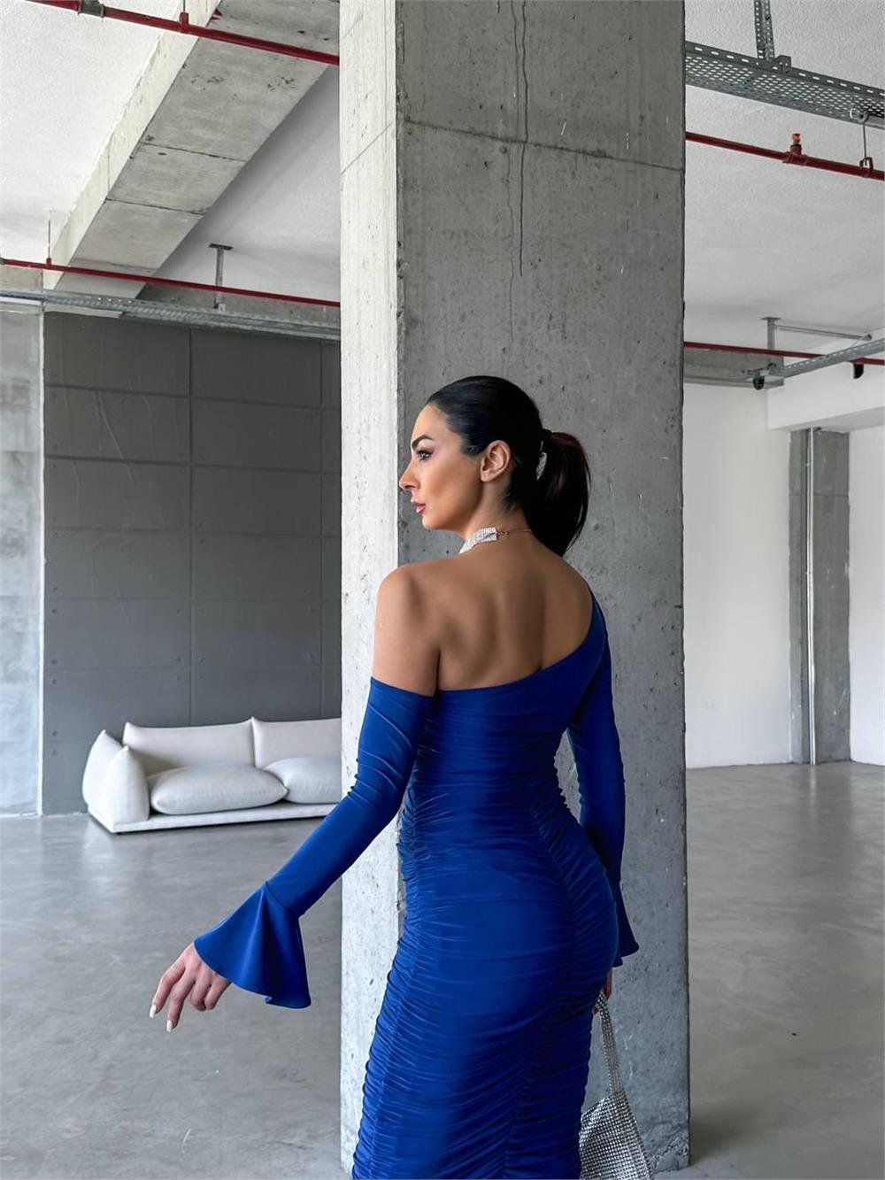 Royalblaues One-Shoulder-Midikleid – Geraffte Eleganz mit ausgestelltem Ärmel