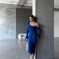 Royalblaues One-Shoulder-Midikleid – Geraffte Eleganz mit ausgestelltem Ärmel