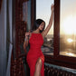 Rotes rückenfreies Schlitzkleid – Eleganter Abendlook mit feinen Trägern