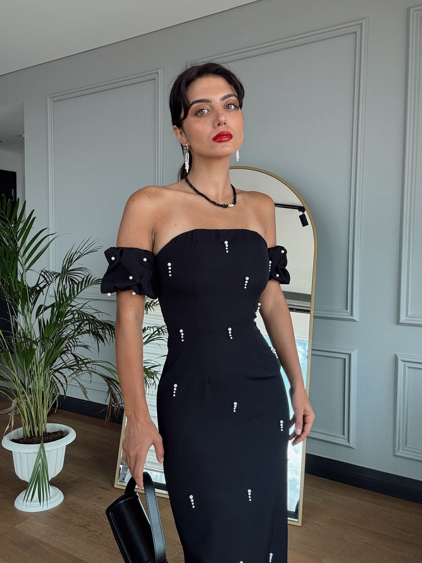 Schwarzes Off-Shoulder-Maxikleid – Elegante Silhouette mit Perlenverzierungen