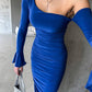 Royalblaues One-Shoulder-Midikleid – Geraffte Eleganz mit ausgestelltem Ärmel