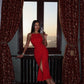 Rotes rückenfreies Schlitzkleid – Eleganter Abendlook mit feinen Trägern