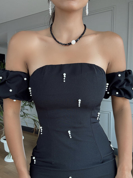 Schwarzes Off-Shoulder-Maxikleid – Elegante Silhouette mit Perlenverzierungen