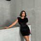 Schwarzes Glitzer-Minikleid mit Schulterpolstern – Glamouröser Look mit offenem Rücken