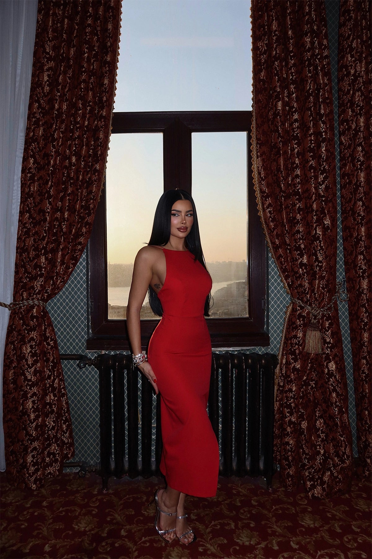 Rotes rückenfreies Schlitzkleid – Eleganter Abendlook mit feinen Trägern