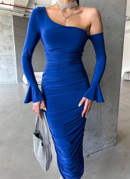 Royalblaues One-Shoulder-Midikleid – Geraffte Eleganz mit ausgestelltem Ärmel