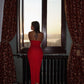 Rotes rückenfreies Schlitzkleid – Eleganter Abendlook mit feinen Trägern