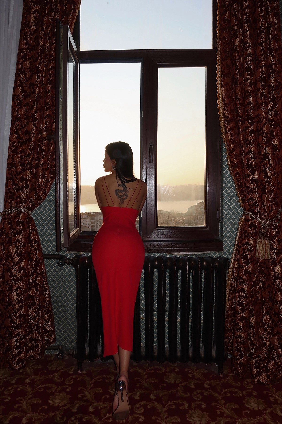 Rotes rückenfreies Schlitzkleid – Eleganter Abendlook mit feinen Trägern